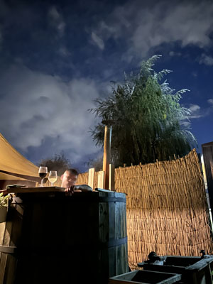 tinaja de agua caliente de noche refugio